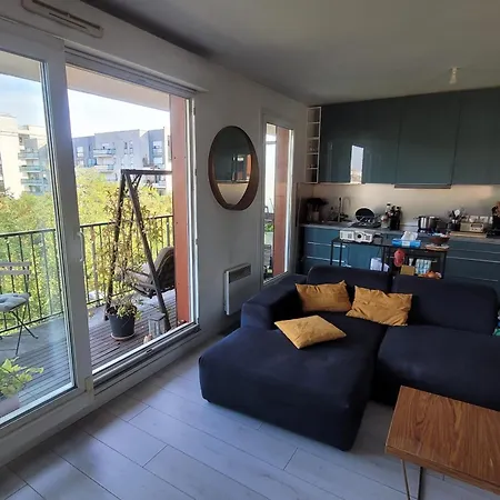 Spacious Nest With 2 Balconies And Park View 圣但尼